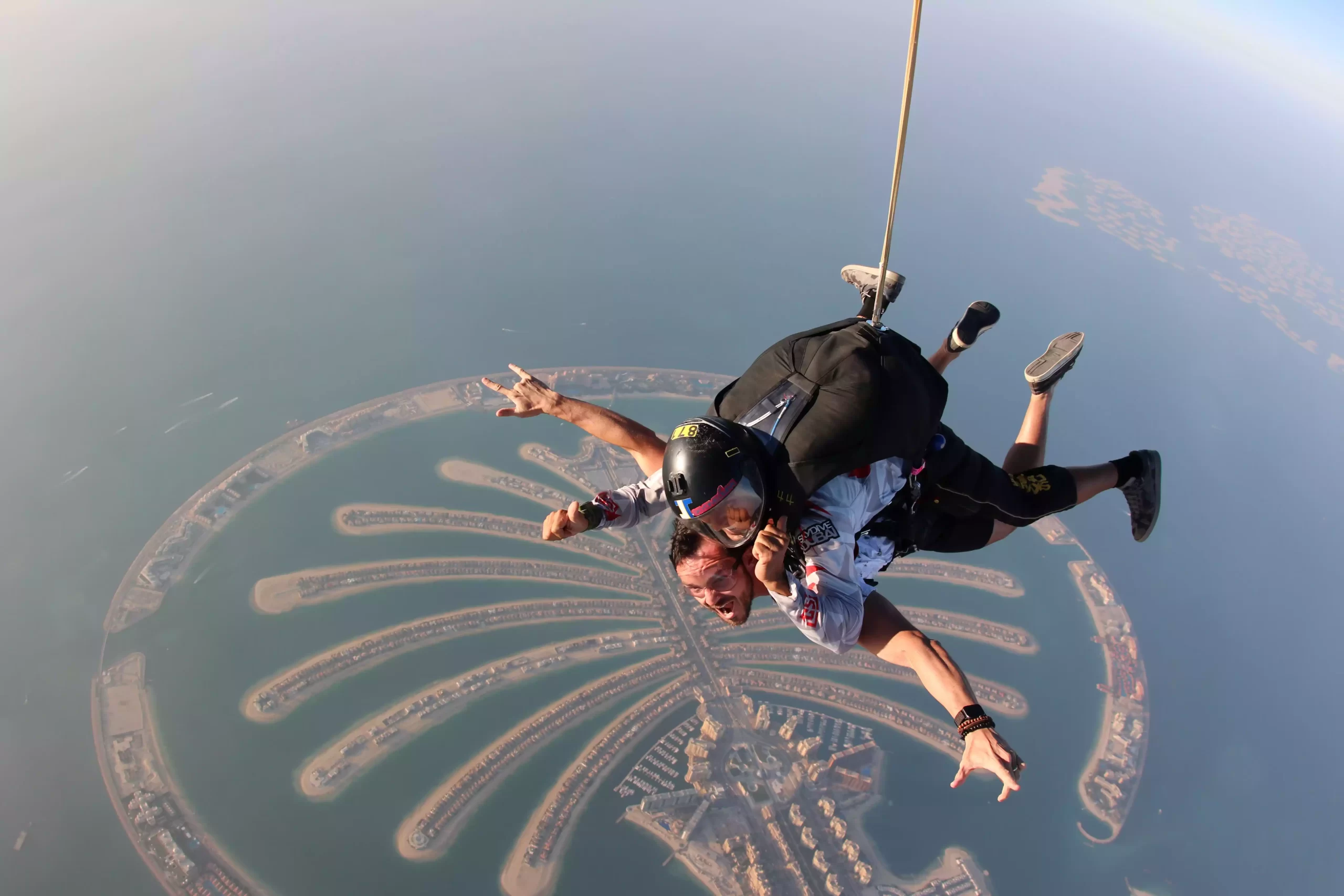 Thrilling adventure. Скайдайвинг Дубай. Прыжок с парашютом в Дубае. Прыжок с парашютом в Дубае над пальмой. Парашют над Джумейрой.